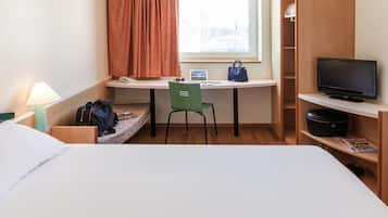 Safe på rommet, skrivebord, lydisolert og strykejern/-brett