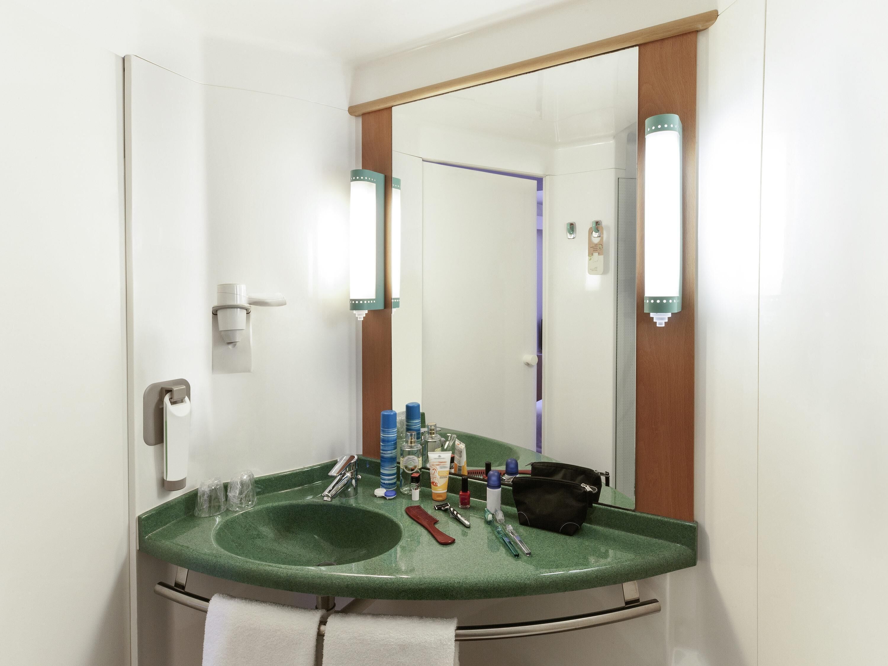 客房内保险箱、办公桌、隔音、熨斗/熨板