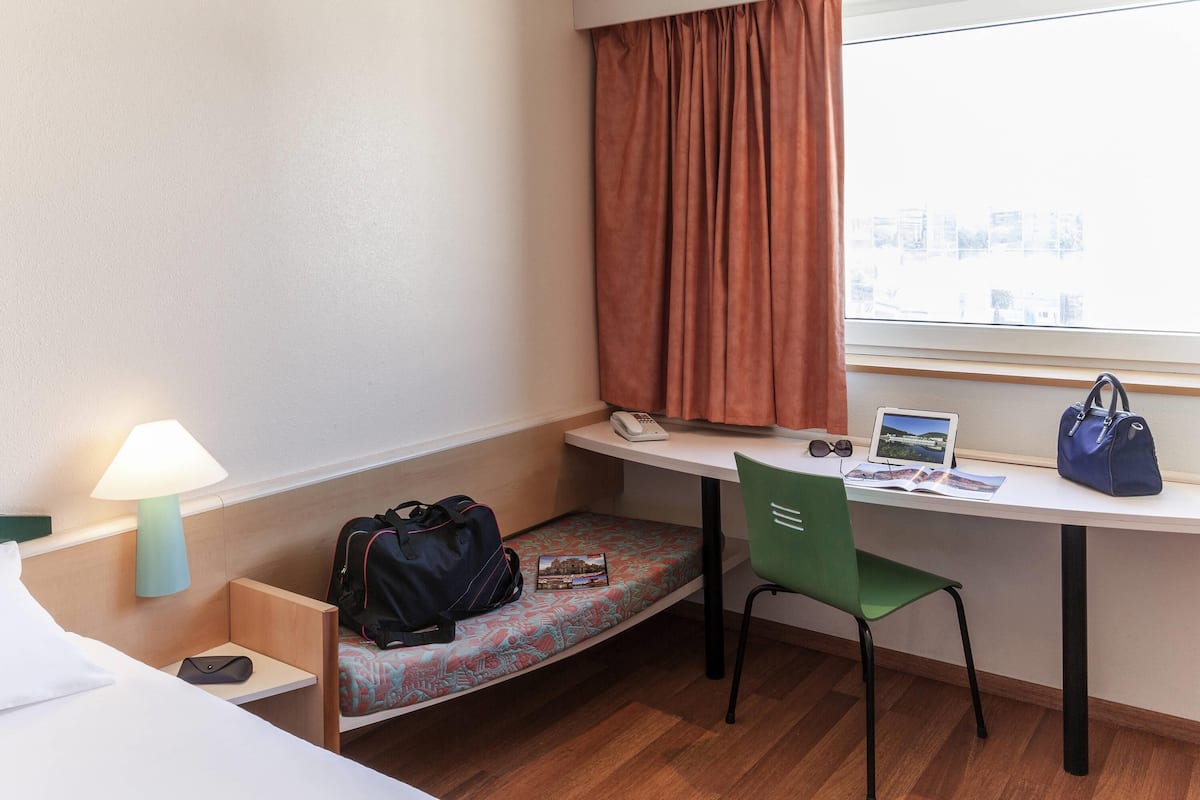 Caja de seguridad en la habitación y escritorio