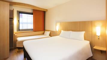 Kamer, meerdere bedden | Een kluis op de kamer, een bureau, geluiddichte muren