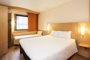 客房, 多张床 | 客房内保险箱、办公桌、隔音、熨斗/熨板