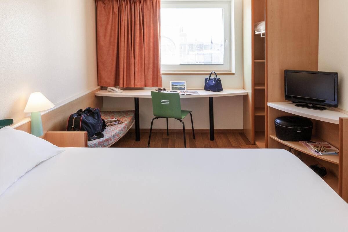 room (new bedding) | exterior