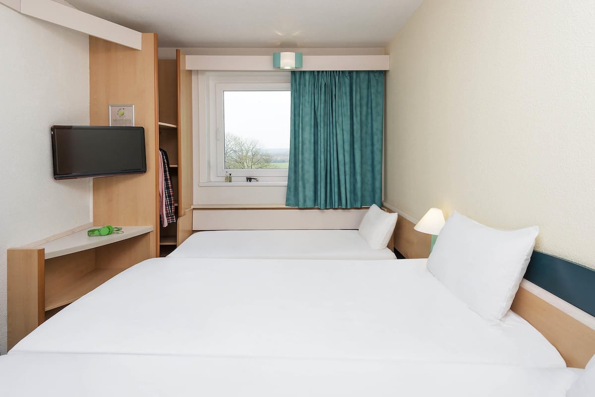 Ropa de cama de alta calidad y caja de seguridad en la habitación