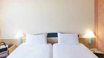 Quarto, 2 camas de solteiro | Roupas de cama premium, cofres nos quartos, escrivaninha