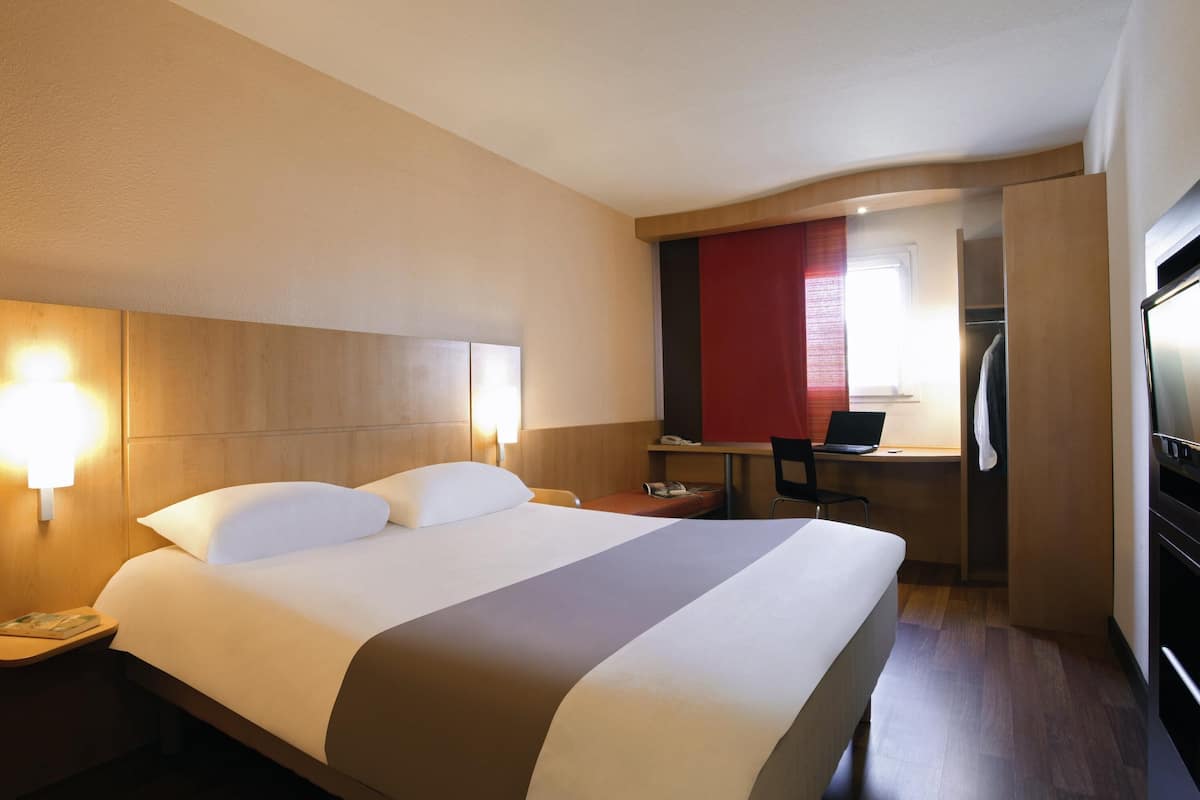 Hochwertige Bettwaren, Schreibtisch, schallisolierte Zimmer