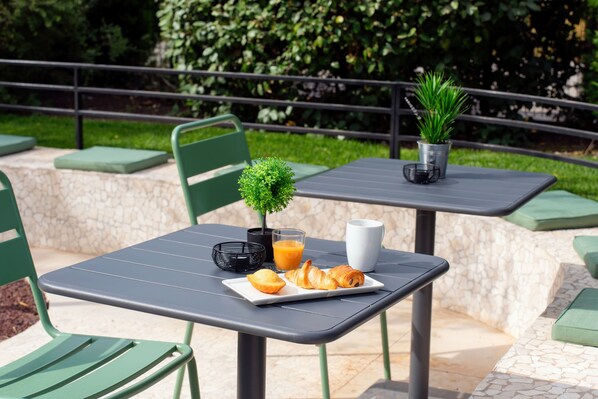 Sarapan prasmanan setiap hari (EUR 13.90 per orang)