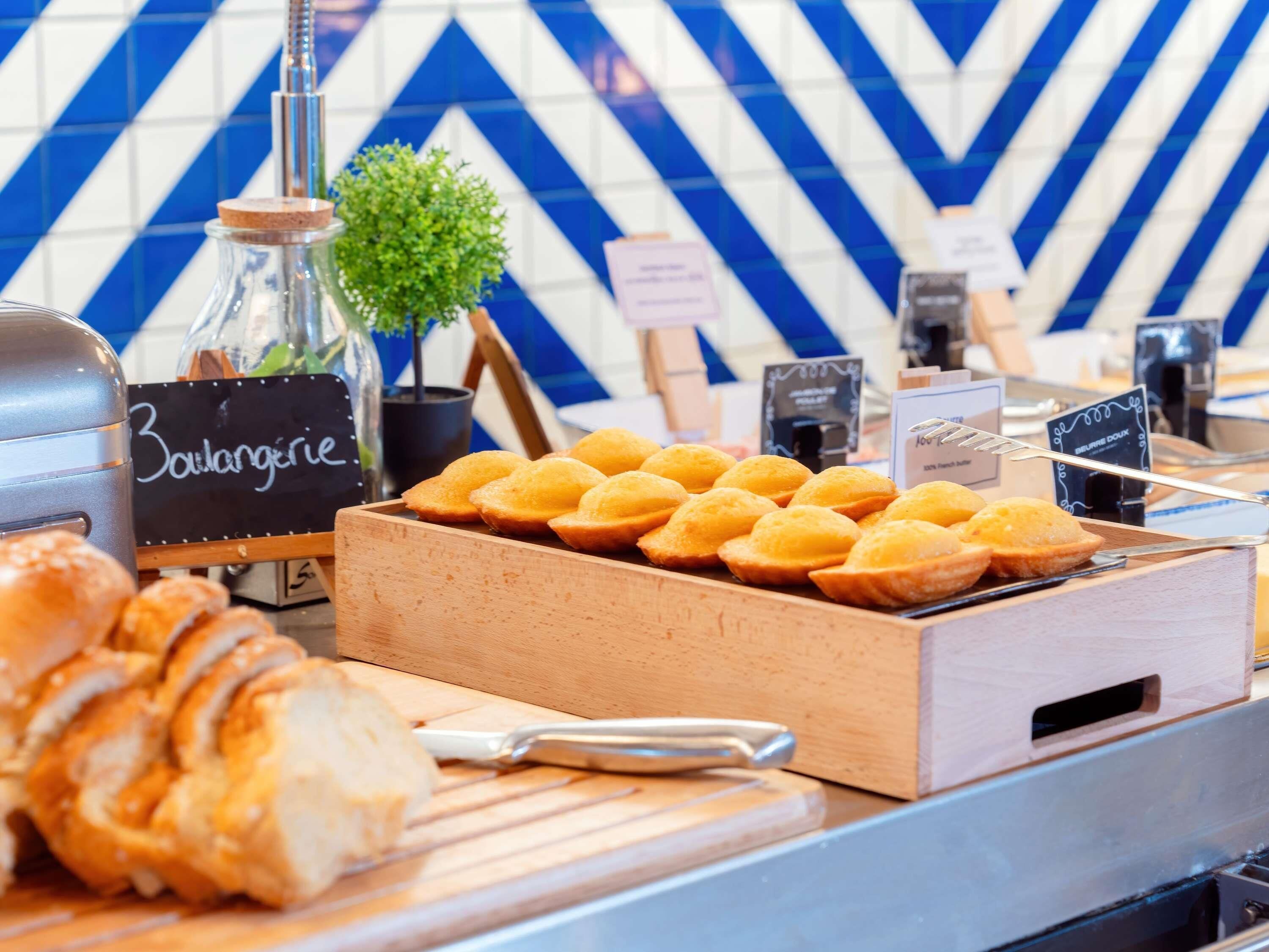 Desayuno buffet (EUR 13.90 por persona) 