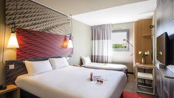 Chambre triple avec 1 lit double et 1 lit d'appoint | Premium bedding, desk, soundproofing, iron/ironing board
