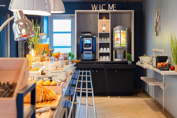 Daily buffet breakfast (EUR 13.90 per person) - ibis Manosque Cadarache (Manosque)