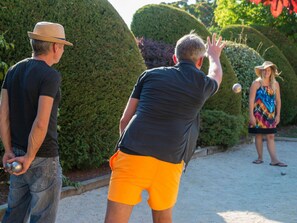 Un grupo de personas jugando un partido de pelota al aire libre.