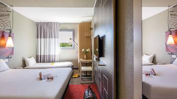 Ropa de cama de alta calidad, escritorio y sistema de insonorización