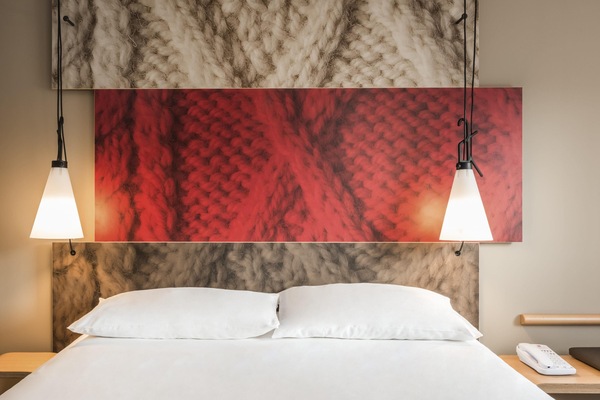 Habitación doble estándar, 1 cama matrimonial | Ropa de cama de alta calidad, escritorio y insonorización