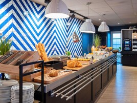 Daily buffet breakfast for a fee