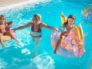 Piscine extérieure, chaises longues