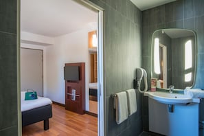 Standard Double Room, 1 Katil Kelamin (Double) | Bilik Mandi | Pancuran mandi, kelengkapan dandanan diri mesra alam, pengering rambut