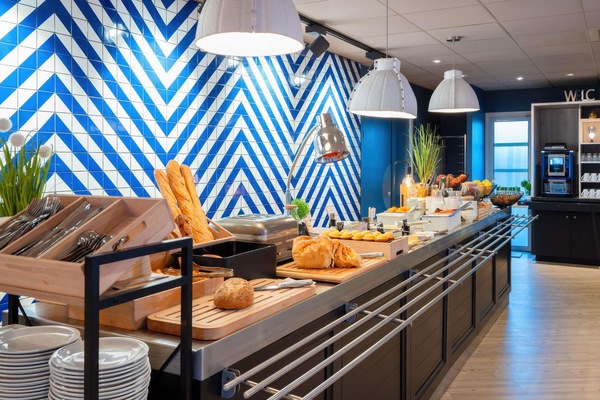 Sarapan prasmanan setiap hari (EUR 13.90 per orang)