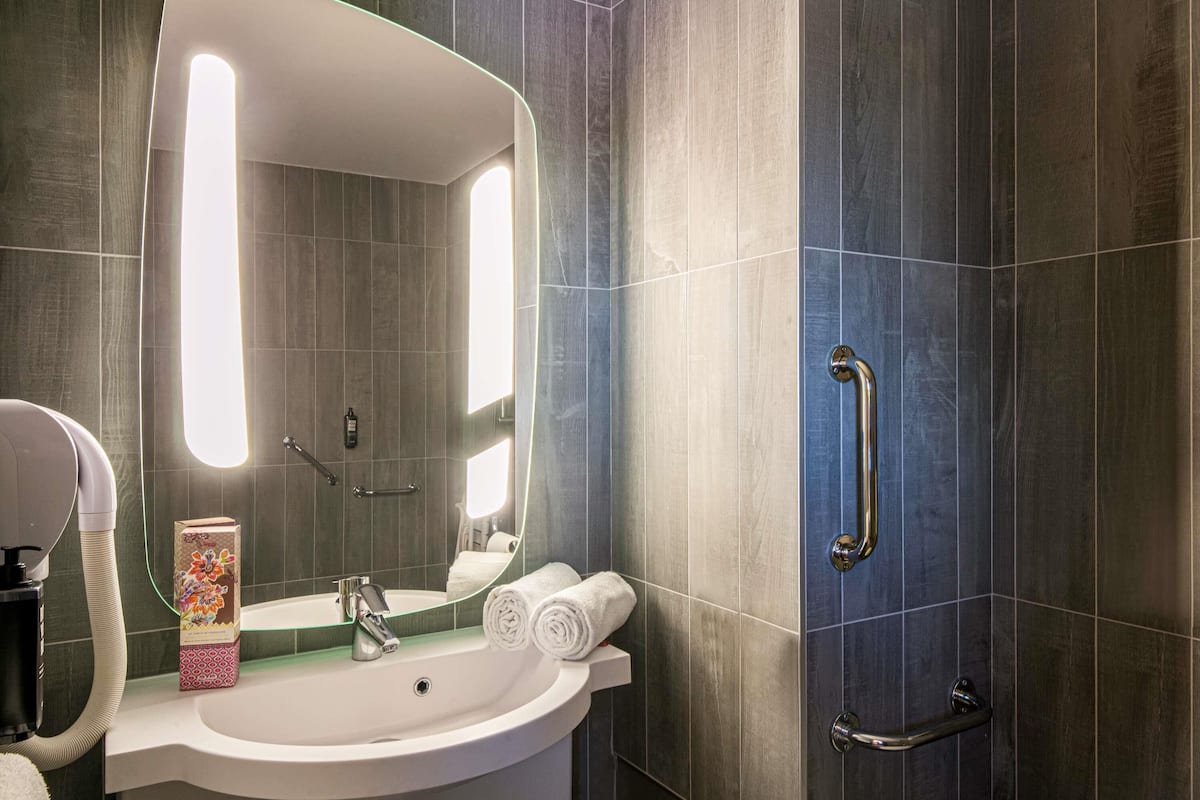 standard room, 1 double bed | premium bedding, desk, soundproofing, iron/ironing board