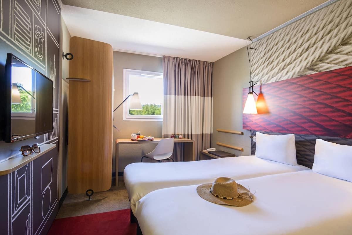 Standard Room, 2 Twin Beds | Premium bedding, desk, soundproofing, iron/ironing board