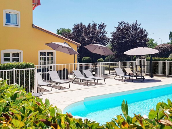 Outdoor pool, sun loungers - ibis Manosque Cadarache (Manosque)