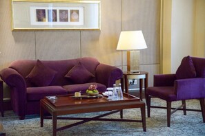 Club-Suite, 1 King-Bett, Flussblick | Wohnzimmer | 42-Zoll-LCD-Fernseher mit Digitalempfang, Fernseher