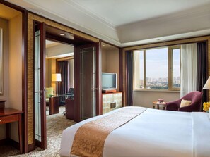 Minibar, in-room safe, desk, laptop workspace - Sofitel Chengdu Taihe (Chengdu)