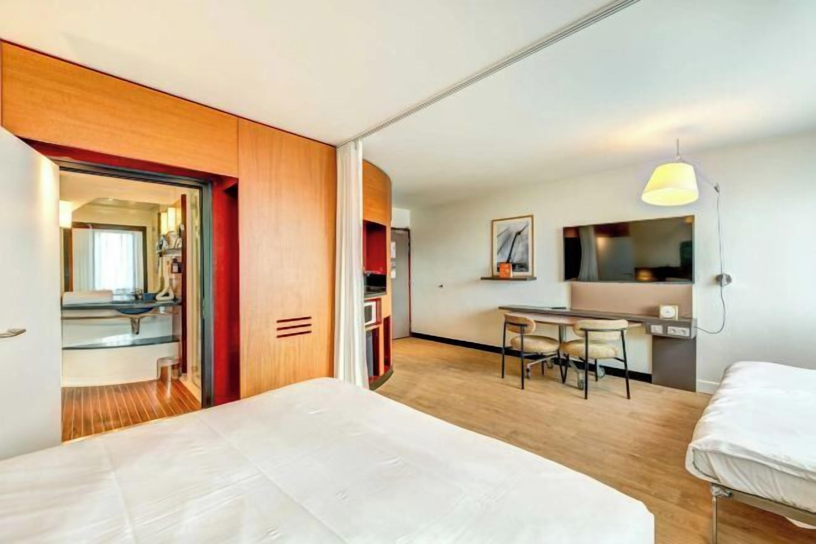 Ropa de cama de alta calidad y minibar con artículos gratuitos 