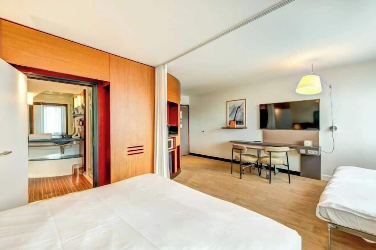 Premium bedding, free minibar, in-room safe, desk