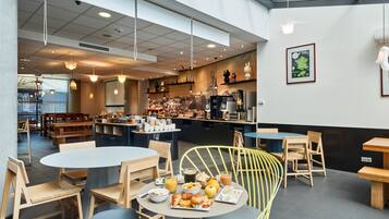 Desayuno buffet (EUR 18.5 por persona)
