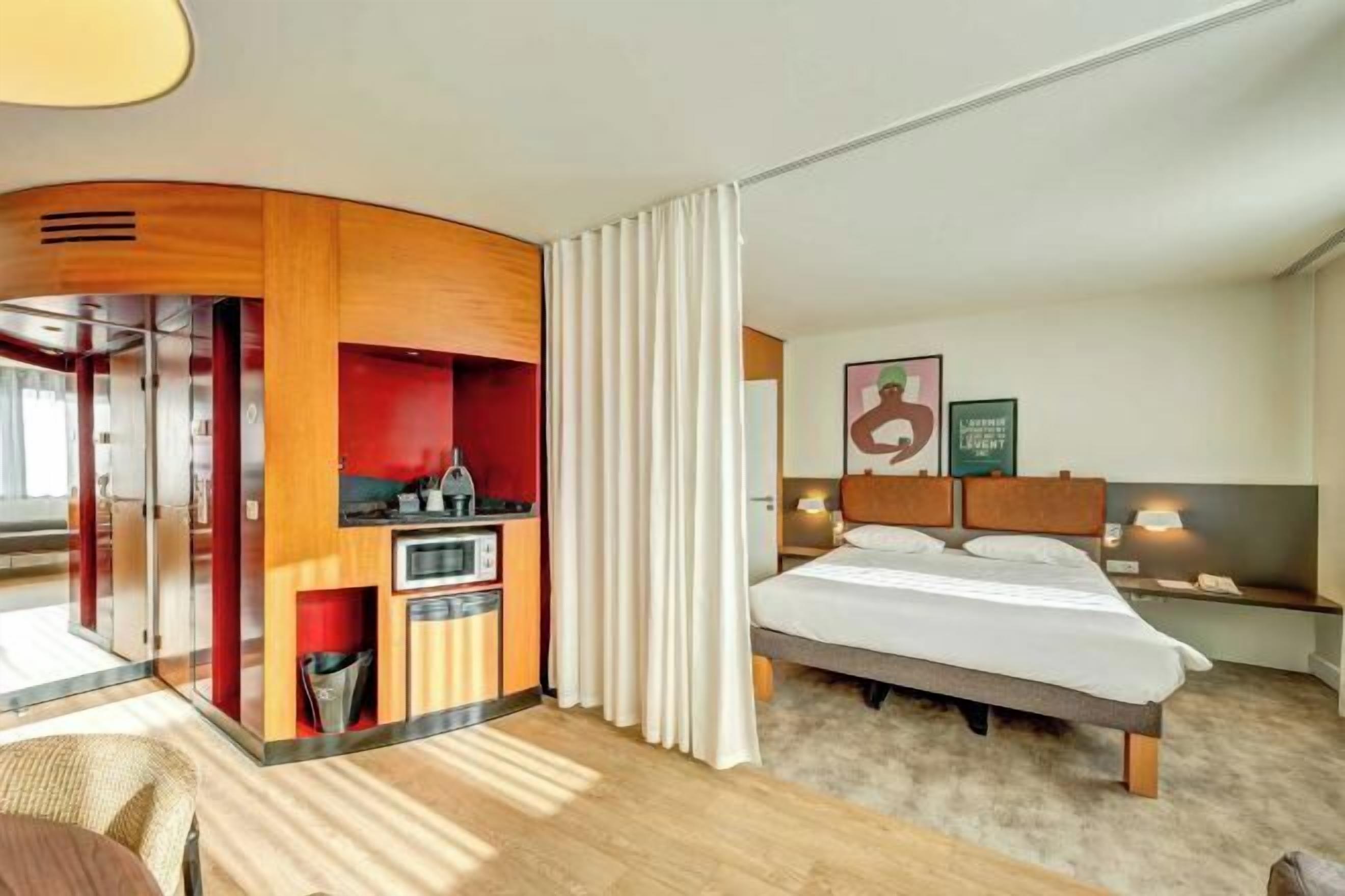 Ropa de cama de alta calidad y minibar con artículos gratuitos 