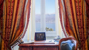 Doppel- oder Zweibettzimmer, Seeblick | 1 Schlafzimmer, Daunenbettdecken, Minibar, Zimmersafe