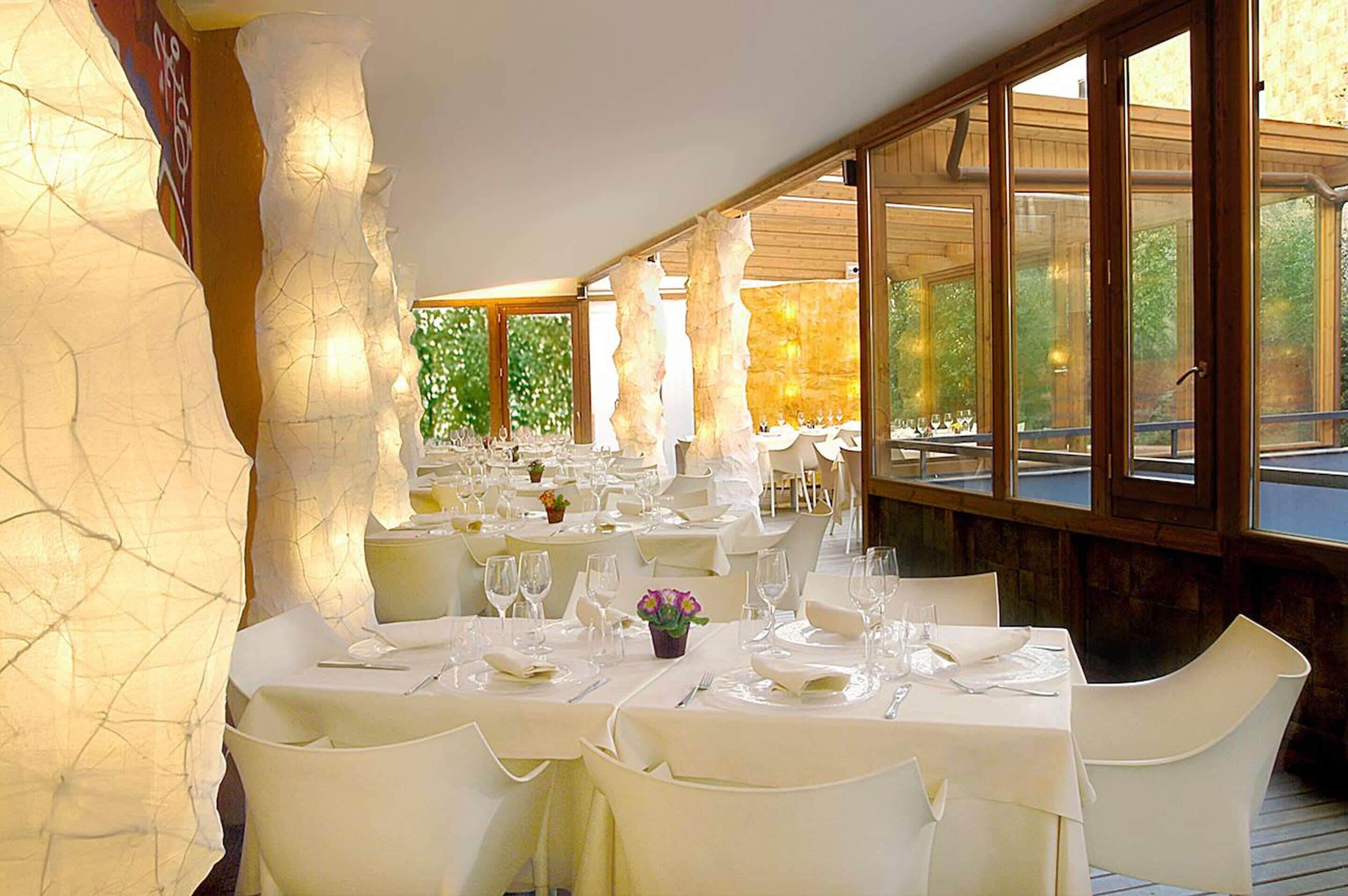 breakfast, lunch and dinner served