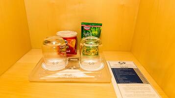 Eine Minibar mit Snacks, Getränken und einer Speisekarte.