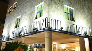 Een meerhoog gebouw met een bord waarop "ABARTHOTEL ABARTHOTEL" staat.