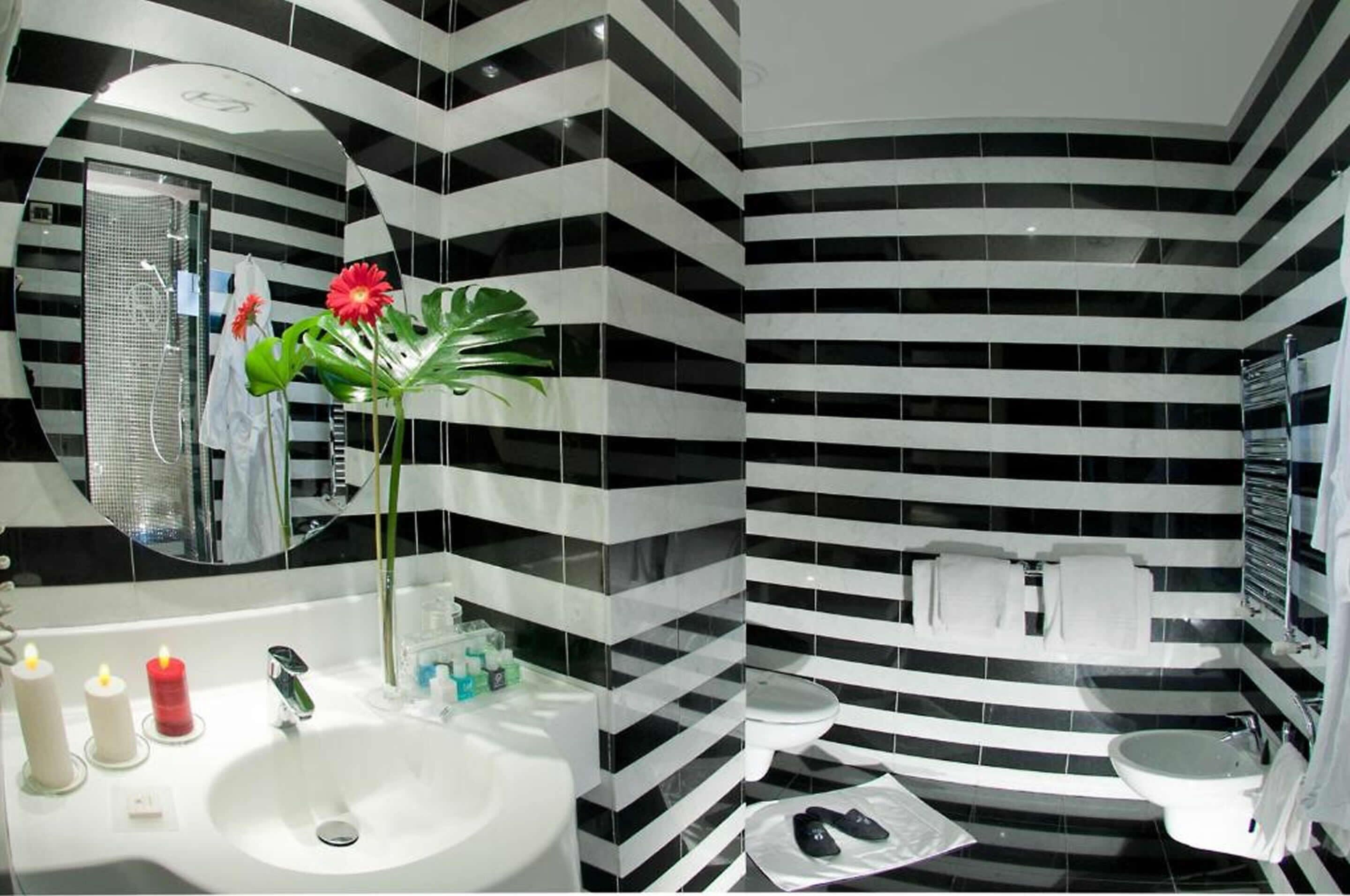 junior suite | bathroom | free toiletries, hair dryer, bidet, towels