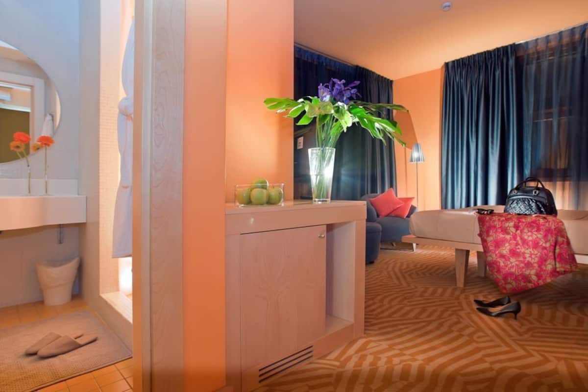 1 bedroom, premium bedding, minibar, in-room safe