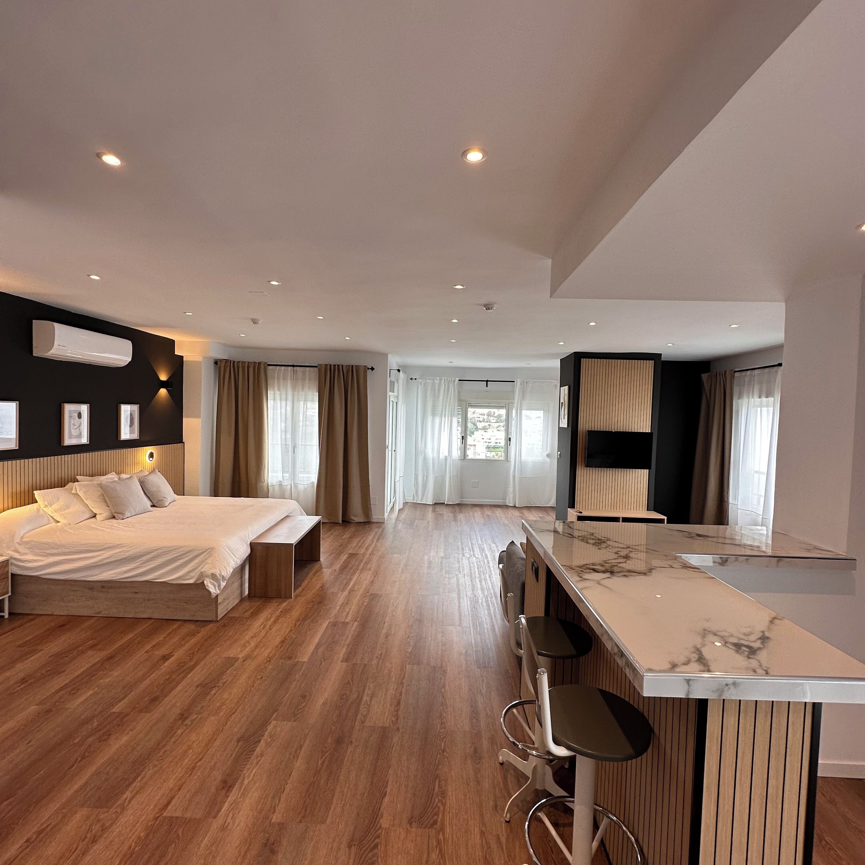 Deluxe Studio Suite, 1 Bedroom, Sea View | Hypo-allergenic bedding, in-room safe, blackout drapes, soundproofing