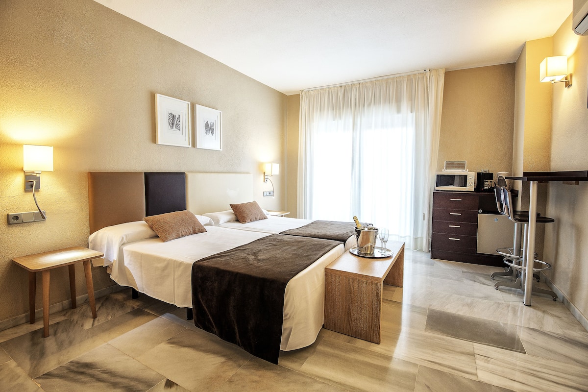 Double Room, Terrace, Ocean View | Hypo-allergenic bedding available, in-room safe, blackout drapes
