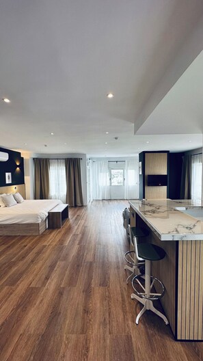 Ropa de cama hipoalergénica y caja de seguridad en la habitación 