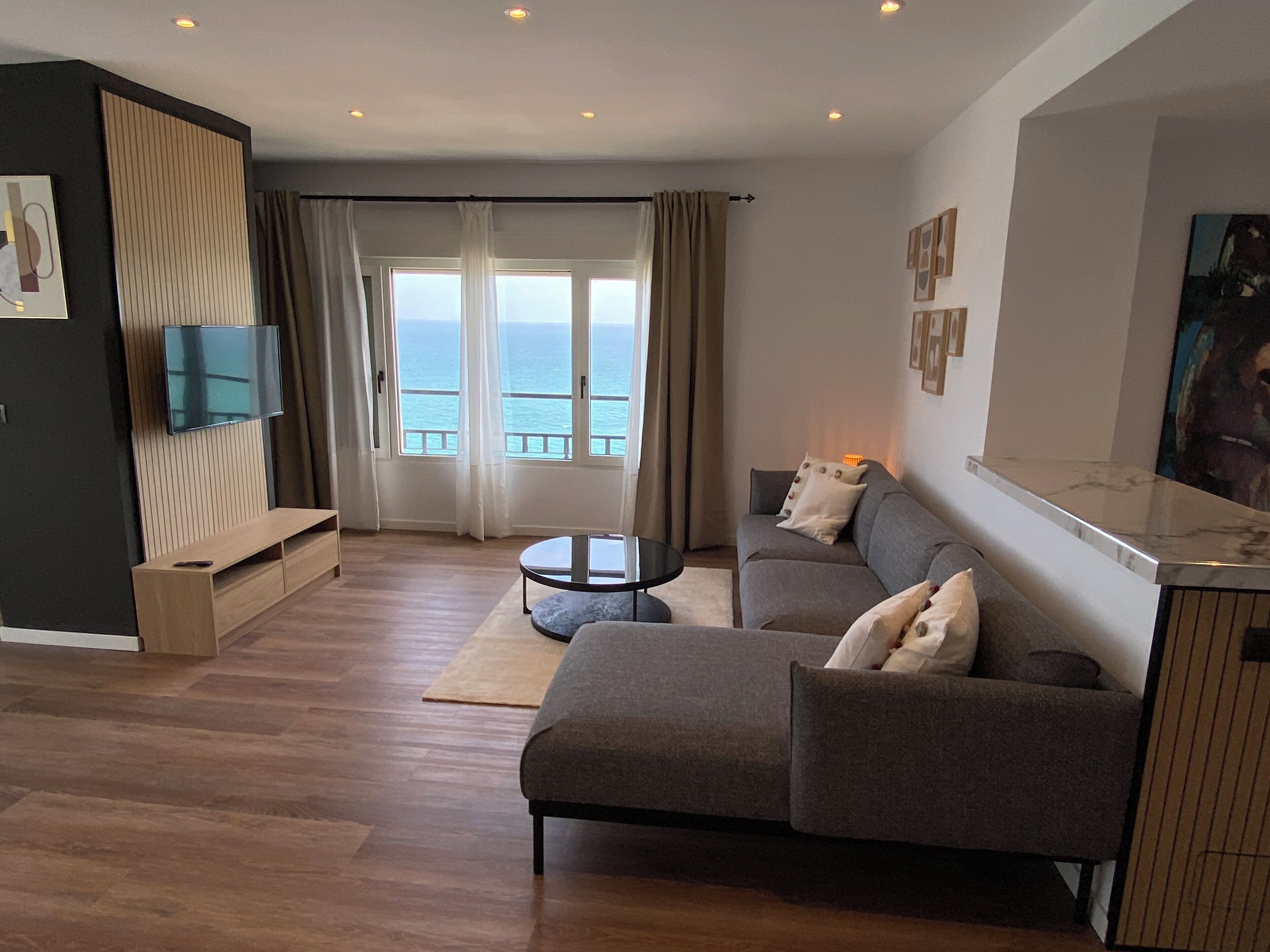 Studio Suite Deluks, 1 kamar tidur, pemandangan laut | Seprai antialergi, brankas, tirai kedap cahaya, dan kedap suara