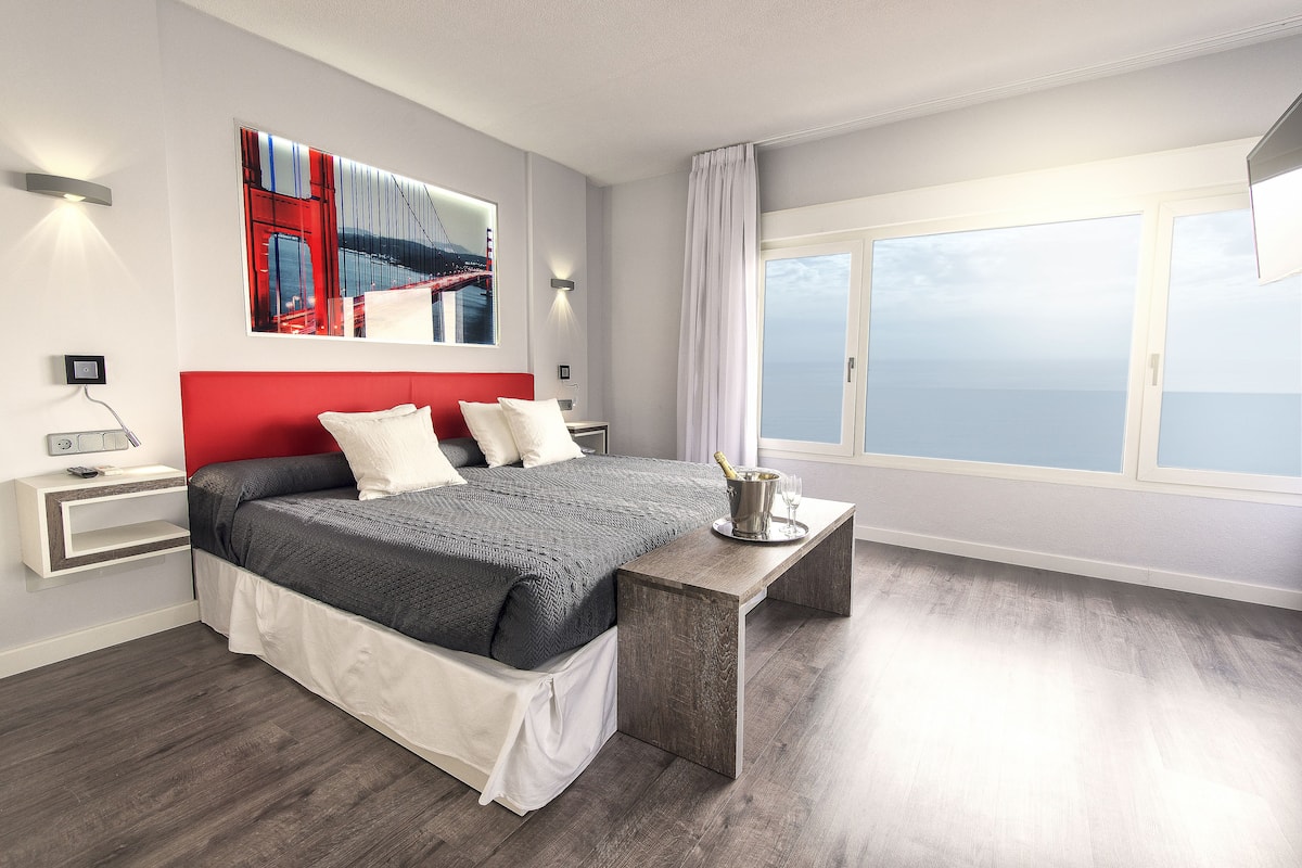 Executive Suite, Terrace, Sea View (Presidential ) | Hypo-allergenic bedding available, in-room safe, blackout drapes