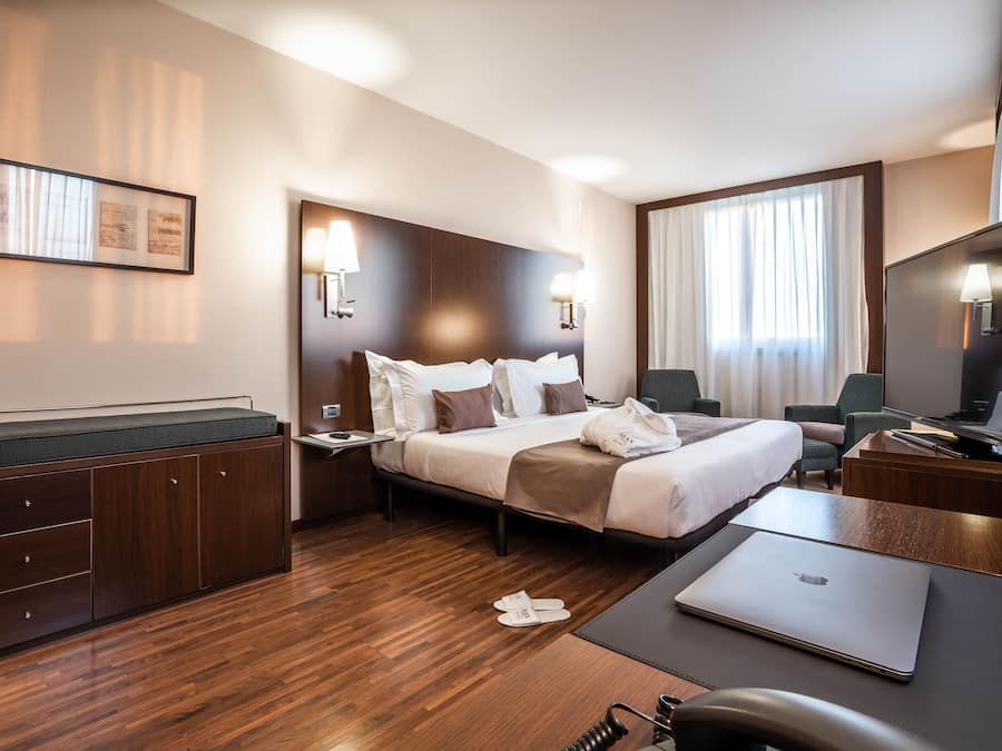 Frigobar, escrivaninha, cortinas blackout, quartos à prova de som