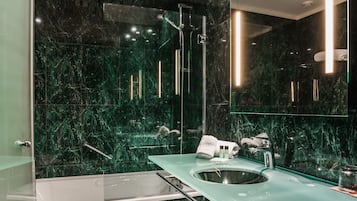 Articles de toilette gratuits, sĂšche-cheveux, serviettes fournies