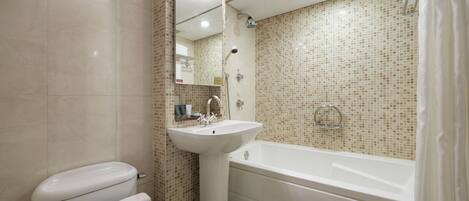 Un baño moderno con inodoro, lavabo y bañera.
