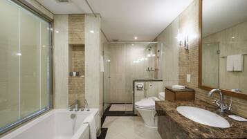Un bagno moderno con vasca, servizi igienici e lavandino.