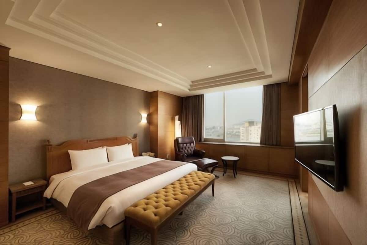 Minibar, blackout curtains, free WiFi