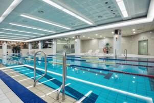 Una piscina cubierta