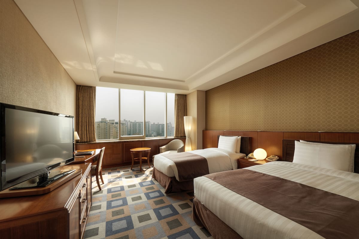 Minibar, blackout curtains, free WiFi