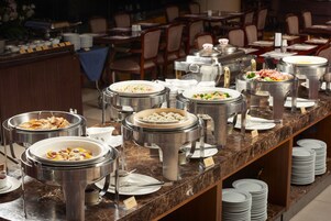 Se ofrece un desayuno bufé todos los días (por un coste adicional)
