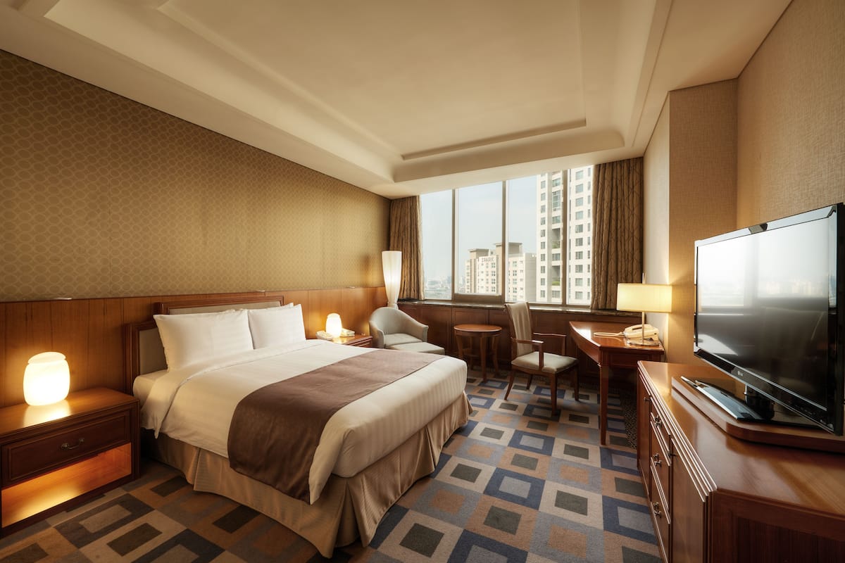 Minibar, blackout curtains, free WiFi
