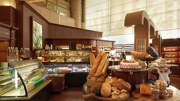 Un mostrador de panadería con diversas opciones de panadería y pastelería.